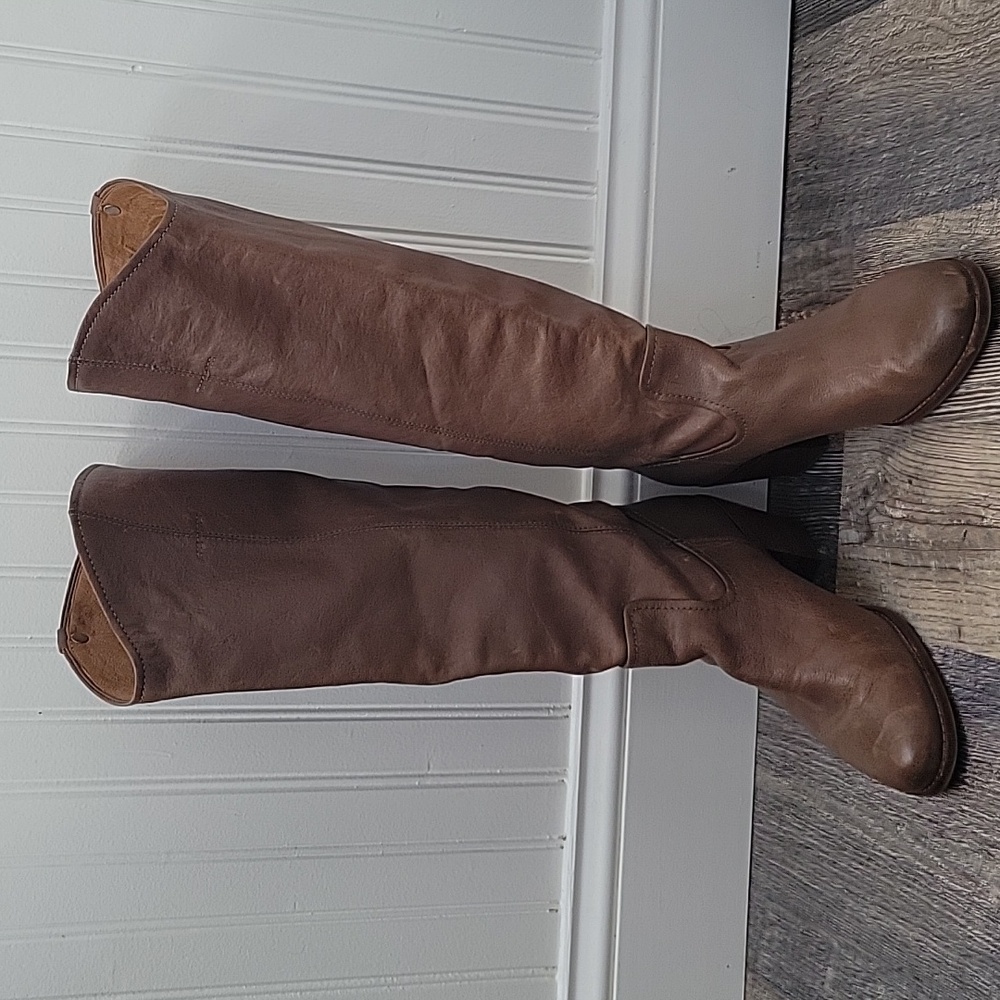EUC Frye Tan Leather Heeled Boots
